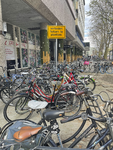 903624 Afbeelding van een groot aantal fietsen en een bord verboden fietsen te plaatsen aan het Moreelsepark te Utrecht.